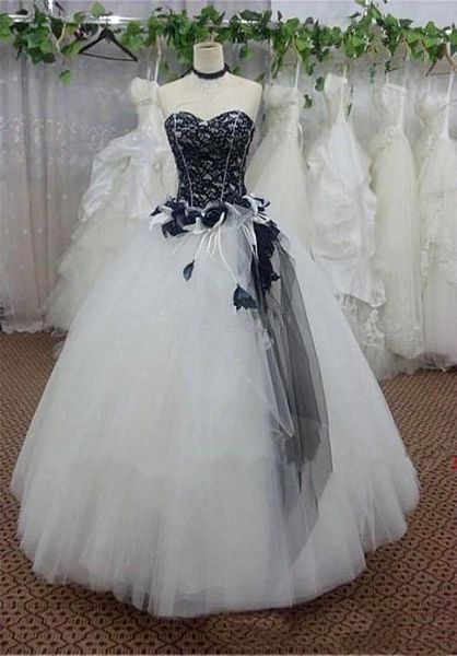 Vestido de novia blanco y negro vintage Flores hechas a mano Apliques de encaje Corsé Hasta el suelo Vestidos de novia góticos Tallas grandes Vestidos de novia de novia de Graden Robes De Mariee