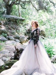 Vintage Schwarz-Weiß-Hochzeitskleider Brautkleider 2022 Gothic Country Tiefer V-Ausschnitt Lange Ärmel Strand Boho Brautkleid294x