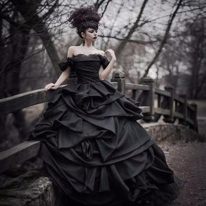 Vintage Zwarte Baljurk Gothic Trouwjurken Off Shoulder Ruches Gedrapeerde Tiered Rok 2019 Custom Plus Size Bruidsjurken257H