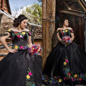 Vintage zwarte baljurk Quinceanera jurken Mexicaanse thema bloemen geborduurd van de schouder kralen satijnen zoete 16 jurk lange maskerade prom feestjurken 15 jaar