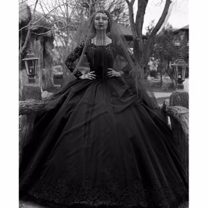 Vintage zwarte gothic lange mouwen kant baljurk trouwjurken tule applique kralen sweep trein bruids bruidsjurken met knoppen