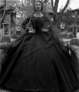 Vintage Noir Robe De Mariée Gothique Avec Voile Manches Longues En Dentelle Appliques Perles Jardin De Perles Robes De Mariée Cour Train Plus La Taille Tulle Robe De Novia