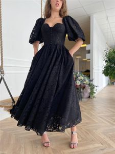 Robes De Bal Vintage En Dentelle Noire Avec Poches Manches Courtes Col En Coeur Boutons Longueur De Thé Robes De Soirée Formelles Fendues Devant Pageant Robe De Soirée Occasion Spéciale