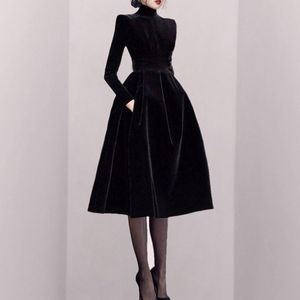 Vintage Black Veet Prom Robes avec poches Longueur du genou High Cou Longue Ligne Robes de soirée formelles Arabe Dubaï Short Special Ocn Party Wear
