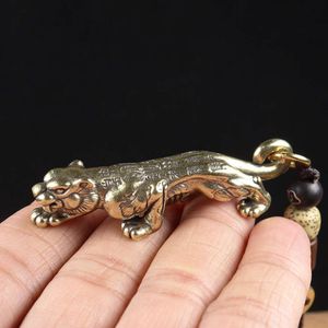 Figurines de jetons tigre en laiton Vintage Pendants Pendants Metal Zodiac Animal Charmes Clé Clean