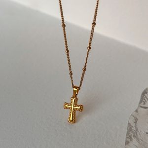 Collar de cadena de cuentas cruzadas de iglesia vintage, joyería impermeable de acero inoxidable chapada en oro Pvd de 18 quilates para mujer