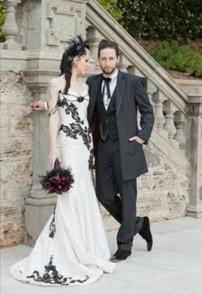 Robe de mariée gothique classique vintage robes de mariée noires et blanches chérie sans manches en dentelle appliques corset robes de mariée avec263B