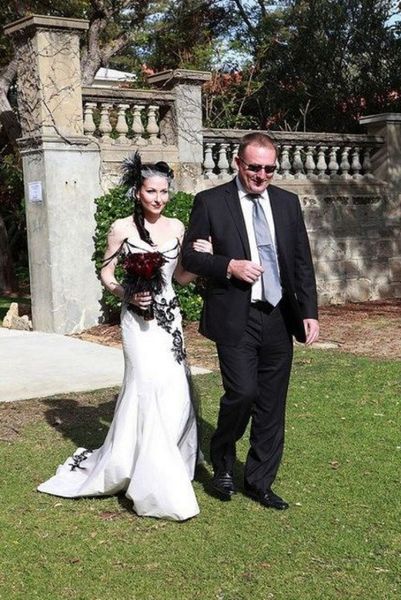 Robe de mariée gothique classique vintage robes de mariée noires et blanches chérie sans manches en dentelle appliques corset robes de mariée avec227i