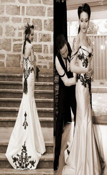 Robe de mariée gothique classique vintage Robes de mariée en noir et blanc chérie Appliques de dentelle sans manches corset avec 2639142