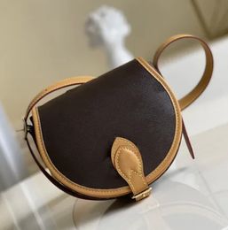 Vintage crossbodytas gemaakt van gecoat canvas met lederen bekleding en riemen