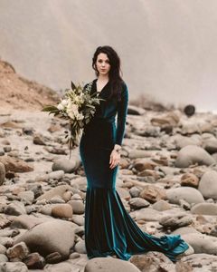 Vestidos de novia de sirena de terciopelo verde oscuro vintage con mangas largas Cuello en V Tallas grandes Tren de barrido Vestidos de fiesta nupciales modernos para jardín de playa