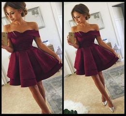 Vintage Dark Red Cocktail Homecoming -jurken goedkoop 2018 Off schouders korte mouwen een lijn prom feest avondjurk jurken rode carp9060373