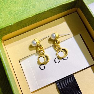 Boucles d'oreilles à charme de conception vintage 18k lettre d'oreille en or emballage de boucles d'oreille bijoux de luxe Nouvelles femmes cadeaux d'amour boutiques boutiques d'oreilles