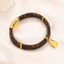 Collier en cuir de serrure en or Vintage Designer Gold avec bracelet pendentif avec cuir et cadeau parfait en acier inoxydable pour les femmes avec boîte