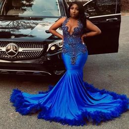 Sirène des robes de bal 2024 Luxury Blue Crystal Perbe Coure sexy sexy robes longues longues populaires pour filles noires avec des plumes
