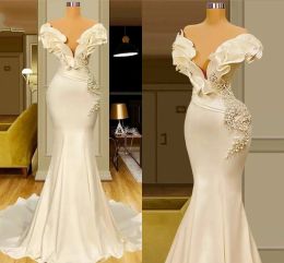 Vintage Dubai Arabia Saudita Perlas Sirena Vestidos de novia Sexy fuera del hombro Elegante Marfil Satén Volantes Vestidos Boho País Recepción Túnicas personalizadas