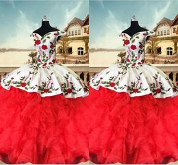 Vestidos de quinceanera bordados vintage Vestido de pelota fuera del hombro Ruffles Organza Sweet Sweet 16 Girls Prom Pageant Dress