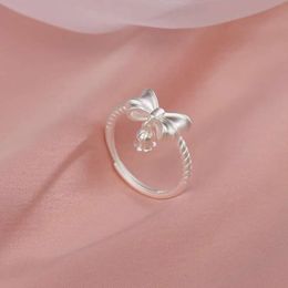 Anillo vintage con forma de orquídea y campana con nudo de mariposa para niños