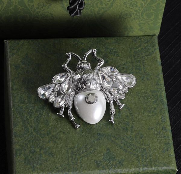 Broche de abejas de letra de moda vintage con diamante perla exquisita diseñadora marca plateado broche plateado alfilador para hombres accesorios de regalos de joyería para mujeres suministro