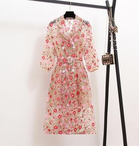 Trench-coat de broderie de fleur de gaze vintage Femmes Femmes de la ceinture à manches lanterne à double manche
