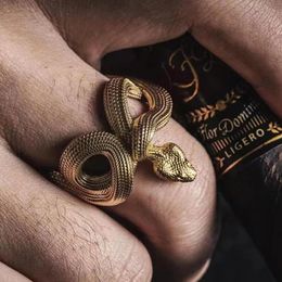 Vintage Gouden Kleur Snake Ring voor Man Vrouwen Snake Handgemaakte heren Ring National Tide Ketting Hanger Sieraden Accessoires
