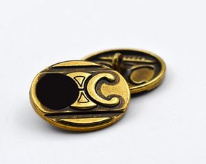 Botones de letras redondas de oro vintage para camisa suéter de metal retro retro dio botones de ropa1095414