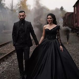 Vintage Gothic Black Trouwjurken Baljurk Eén Schouder Lange Mouw Applicaties Satijn Dubai Arabische Bruids Bruidsjurken Hof Trein Land Tuin Vestidos 2022