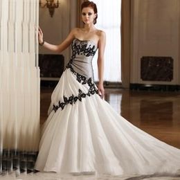 Robe de mariée gothique vintage sans bretelles, décolleté en cœur doux, robes de mariée noires et blanches avec des appliques, corset à lacets dans le dos