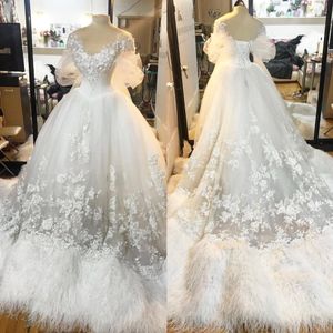 Vintage Gothique Plume Robes De Mariée Une Ligne 3D Appliqued Scoop Neck Plus La Taille Robes De Mariée Perlée À Lacets Dos Tulle Robe De Novia