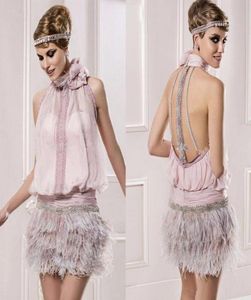 Vintage Great Gatsby Pink High Neck korte cocktailjurken met veren sprankelend kralen Bacless Prom Party -gelegenheid jurken7850593