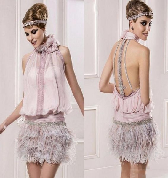 Vintage Great Gatsby Pink High Neck Robes de cocktails courts avec plumes Bouches de bal sans dos étincel