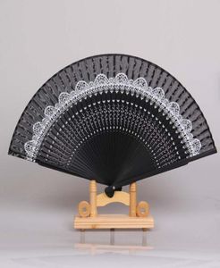 Vintage Vintage Handmade Black Bamboo Hand Fan avec dentelle blanche Style Chinois Fan de mariage Hollow Accessoires Bridal Femmes de haute qualité0394062153