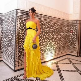 Vintage Hi-Lo jaune robes de bal en mousseline de soie avec ceinture sirène sans bretelles boutons couverts dos ébouriffé balayage train robes de soirée pour les femmes