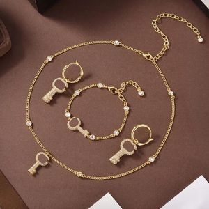 Vintage Hip Hop Gouden Ketting Sieraden Sets Designer Brief Ketting Armbanden Vrouwen Punk Stijl Sleutel met Kristal diamanten Oorbellen Europa Amerika Eardrop Gift