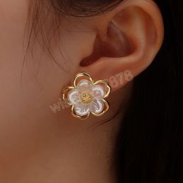 Vintage Hohl Faux Perle Blume Geformt Ohrstecker frauen Einfache Gold Farbe Metall Ohrring Mädchen Modeschmuck