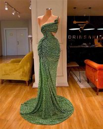 Vintage Hunter Green Un hombro Vestidos de baile Sexy Backless Lentejuelas Sirena Vestido de noche Árabe High Side Split Formal Patry Dress