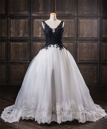 Vintage marfim e preto gótico vestido de casamento frisado rendas apliques sem mangas com decote em v longo tule vestidos de noiva de volta rendas plus size vestidos de noiva