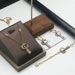 Ensembles de bijoux Vintage pendentif clé de luxe ensembles de bijoux de créateur femmes Bracelet boucles d'oreilles collier bague cadeau d'amoureux de la saint-valentin
