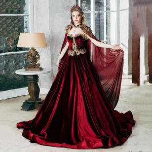 Robes de soirée en satin caftan vintage avec cape en mousseline de soie bordeaux et appliques de dentelle à pompons dorés perlées longues robes de bal formelles longueur au sol corset robe