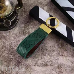 Vintage Designer Keyring Bag Charm Wallet Keychains Mens Embossing Letters Solid Color Portachiavi Comfortabele leer Luxe Key Chain Trendy PJ068 E23