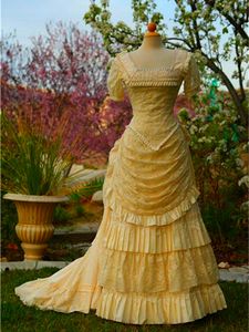 Vintage kant Bustle trouwjurken 1880s Victoriaanse ruches bruidsjurken vierkante nek korte mouwen lichtgele gehoorgorset elegante vrouwen formele feestevenementen jurk 2024