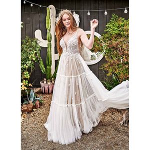 Robe de mariée en dentelle vintage Boho V Décolleté Bretelles Appliques Puffy Tulle Plage A-ligne Robes de mariée Robes de mariée de campagne Nude et Ivoire vestidos de boda