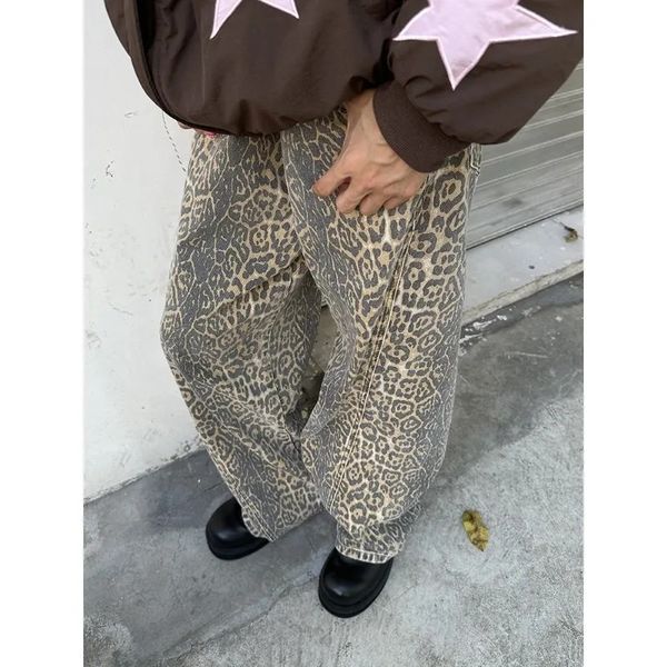 Vintage Leopard Imprimé jean décontracté Men Y2K Streetwear Hip Hop Loue Loose Fashion Street High Waist Leg Straight Leg Jeans 240415