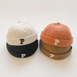 Vintage letters geborduurde baby randloze hoed voorjaarsveer kinderen jongens meisjes hiphop docker cap verstelbare kinderen beanie hoeden l2405