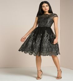 Vintage Little Black Short Prom Dress Lace Bordery Homecoming Vestidos de Homecoming Bateau Faldas de moda Capacina Una fiesta de línea GO7127460