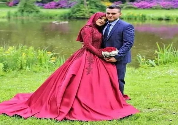 Vintage à manches longues Robes de mariée de robe de bal couleur rouge islamique couche haut cou avec hijab arabe femmes musulmanes robes de mariée plus taille3164815