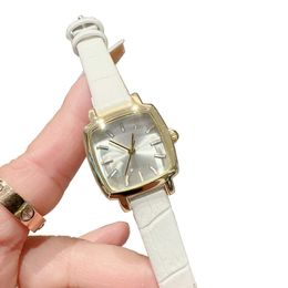 Vintage Luxury Womens Watch Leather Strap Designer Femmes Watchs Gold Square 28 mm Montres-bracelets pour les dames Christmas de la Saint-Valentin Présenter de haute qualité