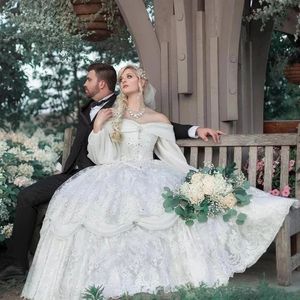Des robes de balle médiéval vintage sur l'épaule des robes de mariée victoria