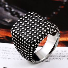 Anillo de acero inoxidable vintage para hombre, banda cuadrada con remaches de lunares, estilo motero, Punk