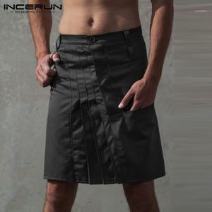 Vintage hombres faldas pantalones Casual Kilt botón moda Punk estilo sólido plisado pantalones de talla grande 5XL